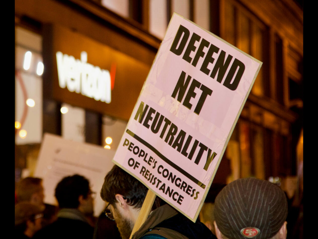 Le Média Positif et son Marché Secret : Un Défi pour la Neutralité du Service Public