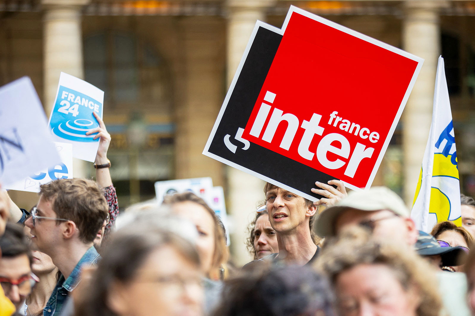 Un vote historique valide une réforme audiovisuelle en pleine contestation