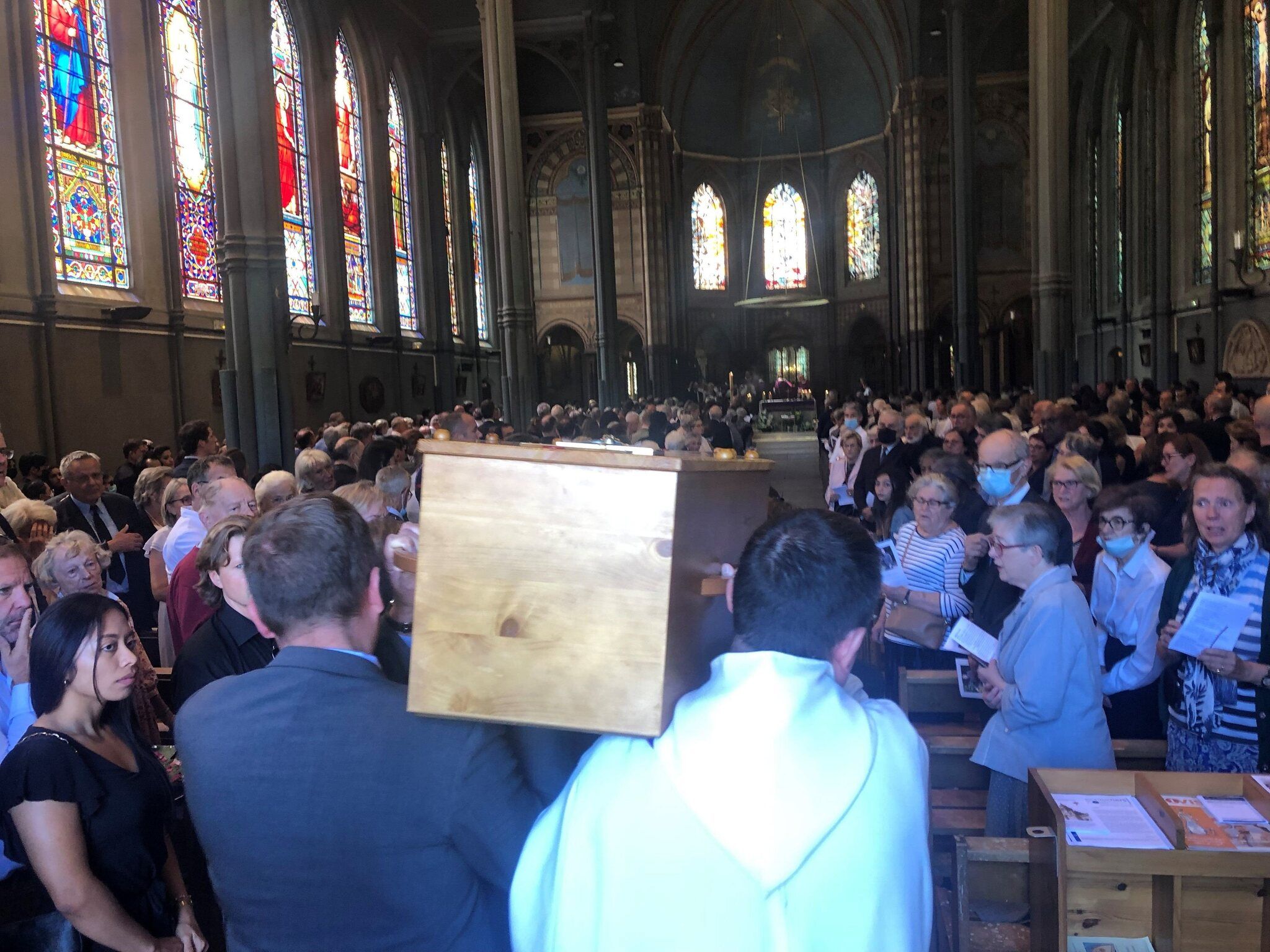 Un dernier souffle pour Chloé : l’Église Sainte-Macre accueille ce vendredi une communauté en deuil