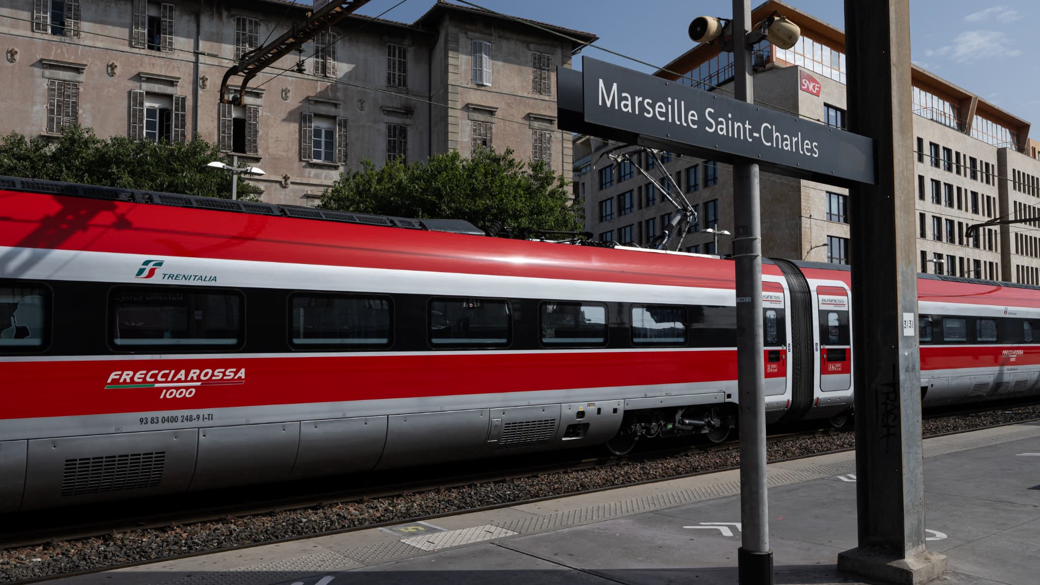 841 voyageurs sans lumière ni fraîcheur : deux trains Trenitalia bloqués en pleine nuit