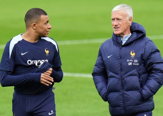 L&rsquo;émotion d&rsquo;un instant : Mbappé et Deschamps partagent un geste de réconfort