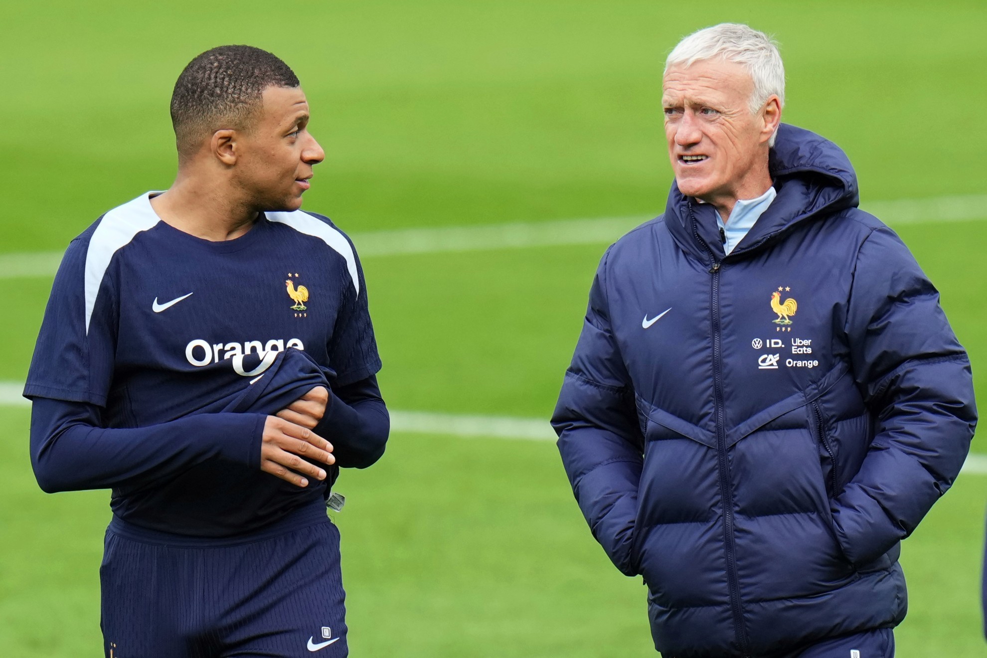 L&rsquo;émotion d&rsquo;un instant : Mbappé et Deschamps partagent un geste de réconfort