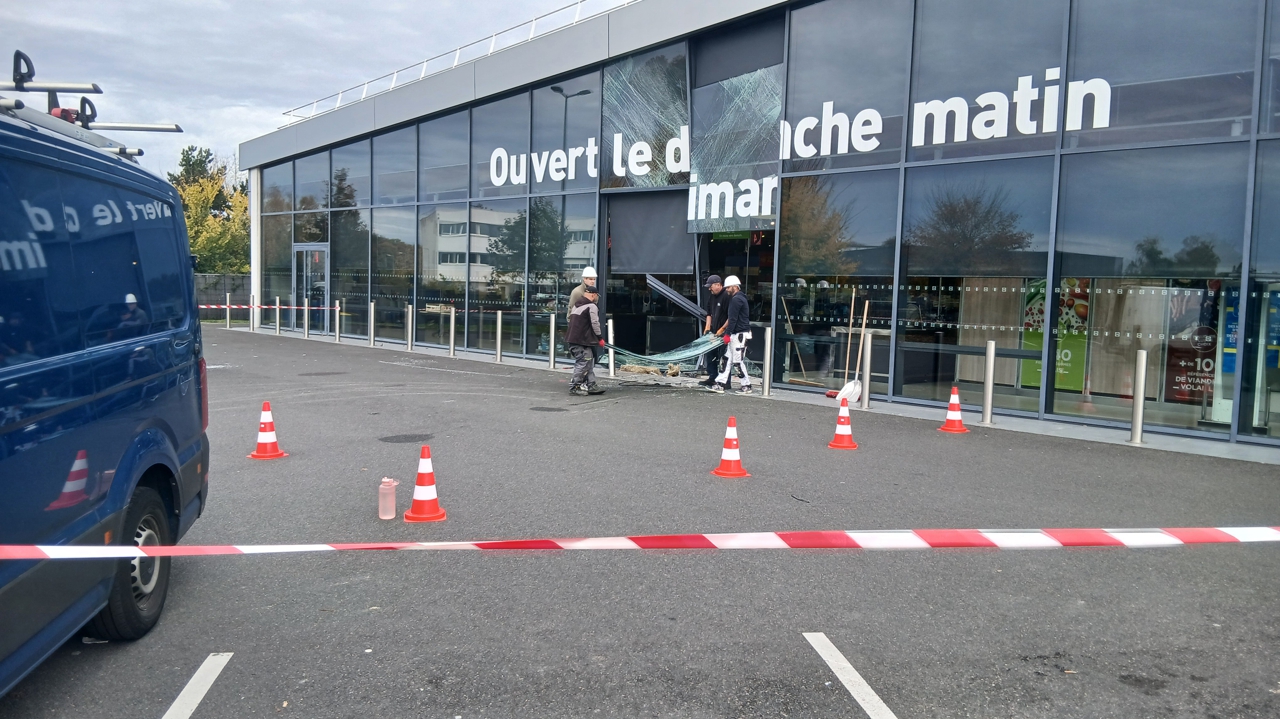 La confusion du volant : un supermarché Toulousain détruit par une erreur de conduite