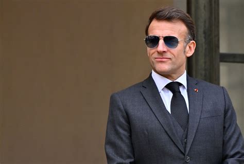 Macron dévoile une faiblesse profonde : ses lunettes d’aviateur annoncent la chute
