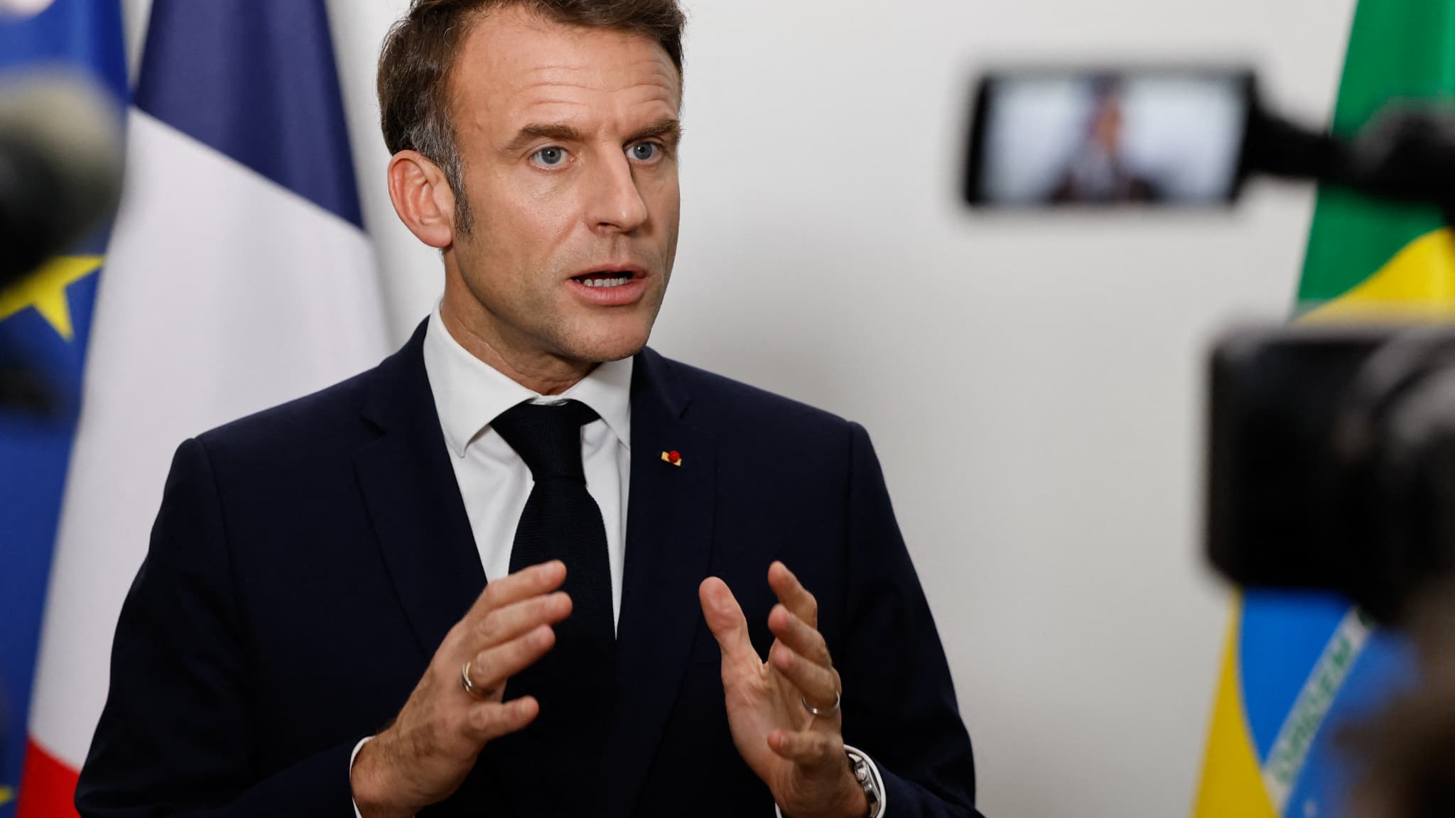 10 ans de silence : Macron cache la crise économique sous des mots d’homme