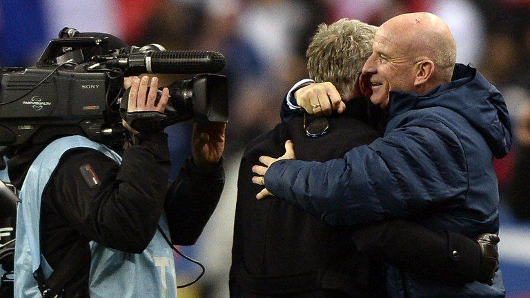 Un hommage ému des joueurs français à Guy Stephan après leur victoire 4-1 contre la Norvège