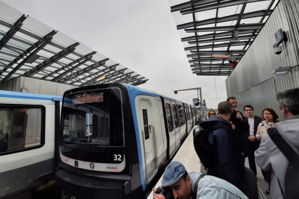 L’Express de Paris pousse à l’avant-garde : Une ligne ouverte, une autre en retard