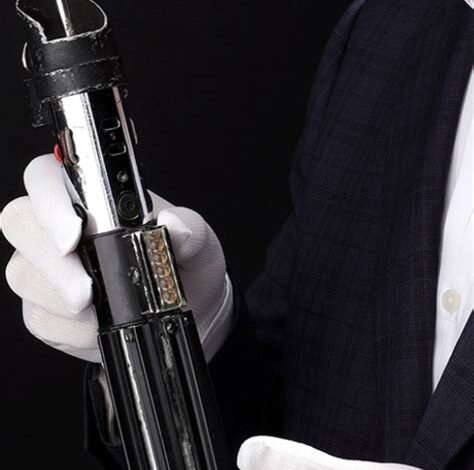 Un sabre laser emblématique de Star Wars établit un nouveau record : 3,75 millions de dollars lors d&rsquo;une vente aux enchères historique