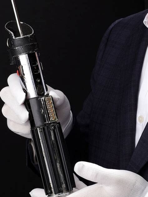 Un sabre laser emblématique de Star Wars établit un nouveau record : 3,75 millions de dollars lors d&rsquo;une vente aux enchères historique