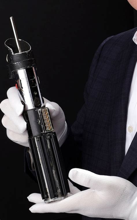Un sabre laser emblématique de Star Wars établit un nouveau record : 3,75 millions de dollars lors d&rsquo;une vente aux enchères historique