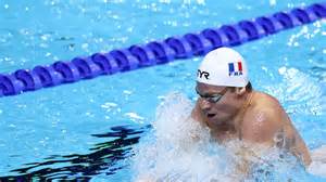 Une lésion soudaine : Léon Marchand abandonne la finale des 200 m brasse