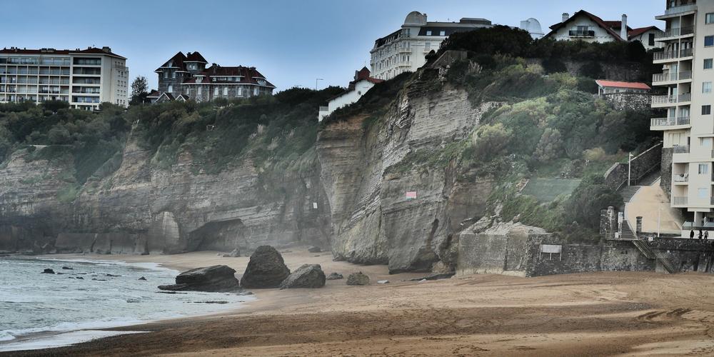 Effondrement catastrophique près de Biarritz : une victime retrouvée après l&rsquo;éboulement rocheux