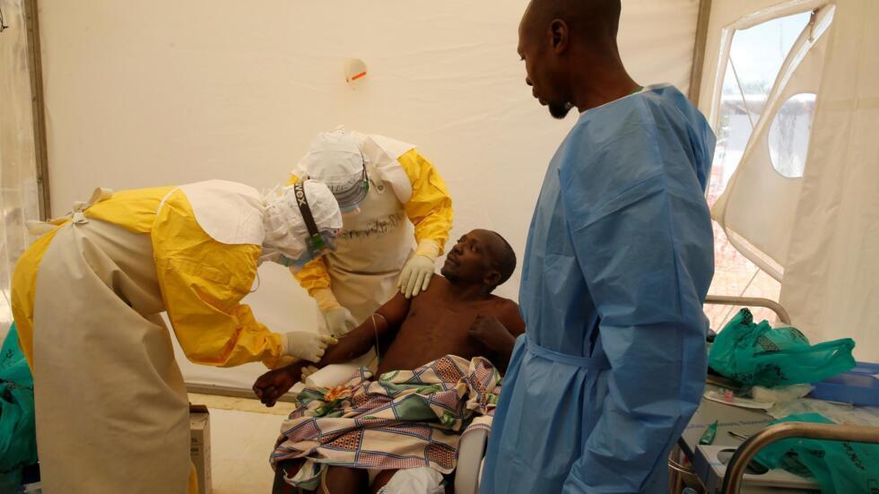 L’isolement des cinq passagers : la France prend des mesures face au premier cas d’Ebola confirmé hors Afrique