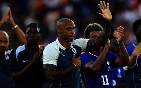 Un hommage inattendu : Les joueurs français récompensent Guy Stephan après leur victoire contre les Norvégiens