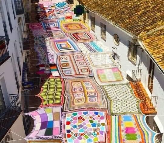 Une forêt de laine colorée protège Alhaurín de la Torre des vagues de chaleur