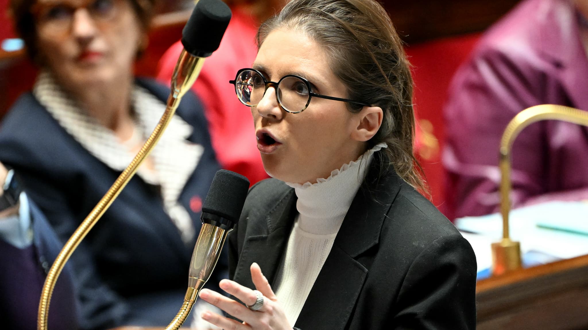 Sous l&rsquo;ombre des listes : Aurore Bergé accuse LFI d&rsquo;avoir souillé les symboles LGBTQ+