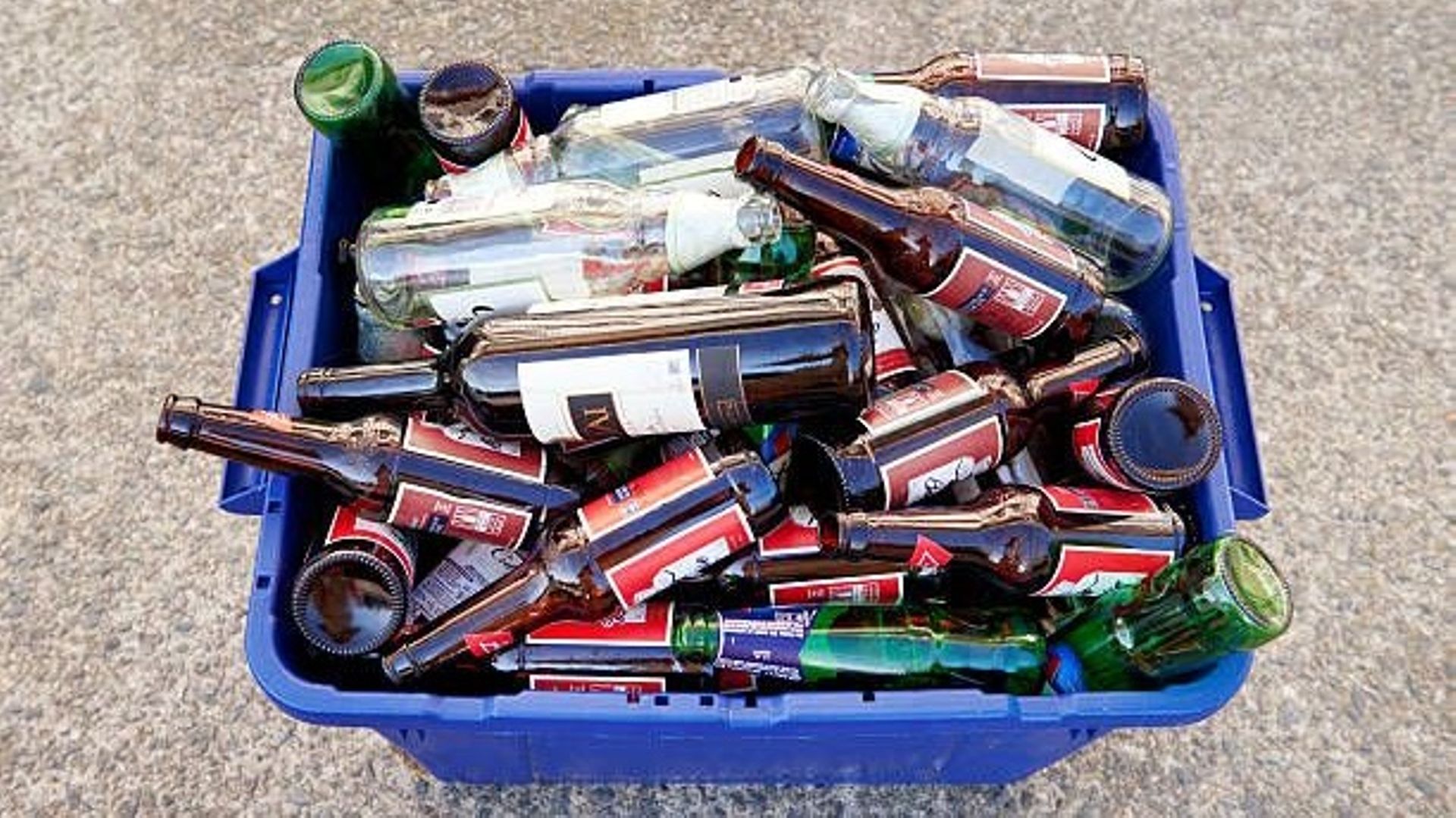Les bouteilles déferlent : l&rsquo;interdiction d&rsquo;alcool échoue en plein canicule à Paris