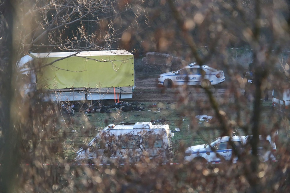 Soixantaine de migrants en détresse retrouvés dans un camion abandonné à Paris