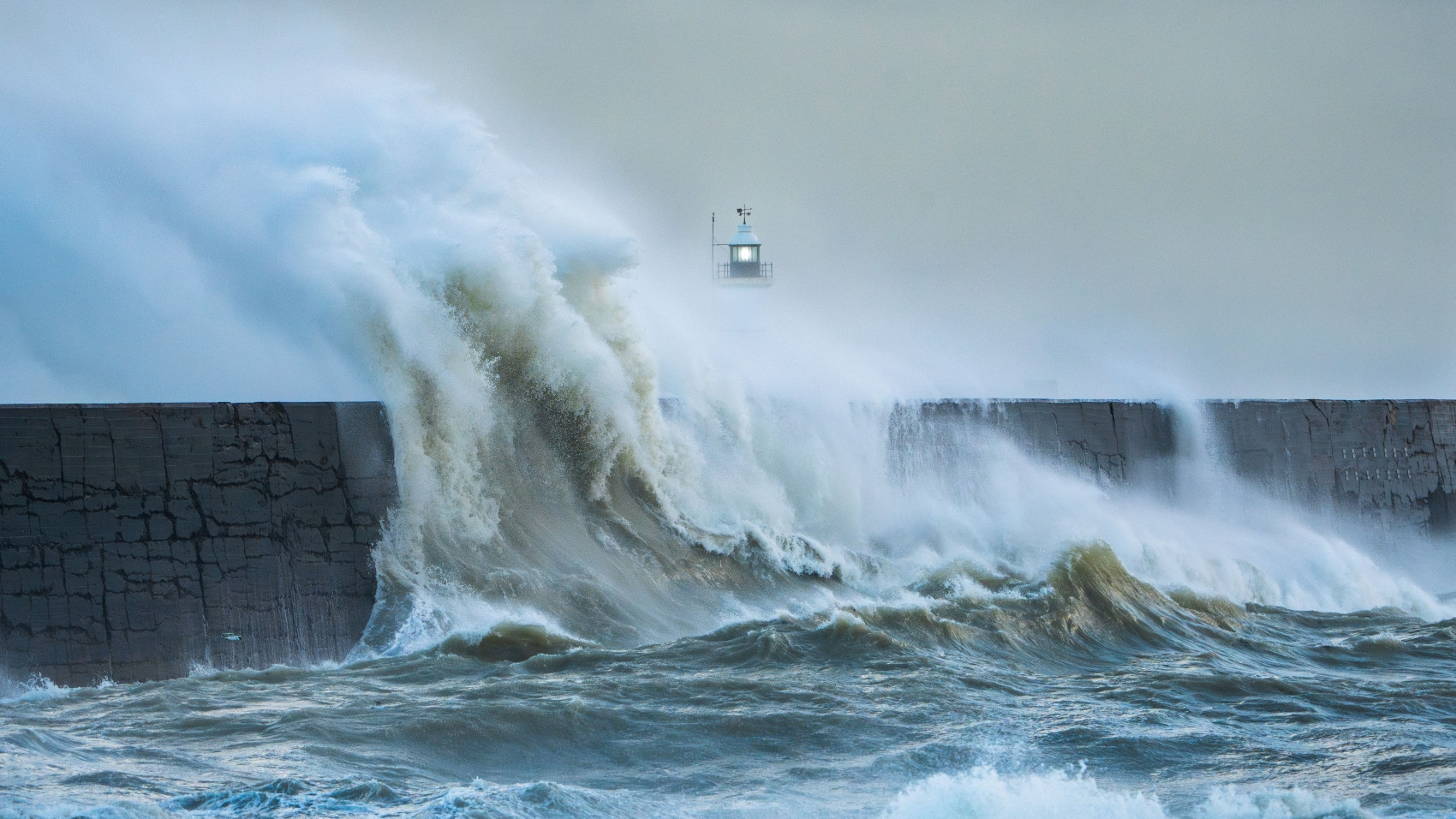Tempête apocalyptique dévaste l&rsquo;Île-de-France : routes enfoncées et infrastructures à l’abri d’une tempête sans précédent
