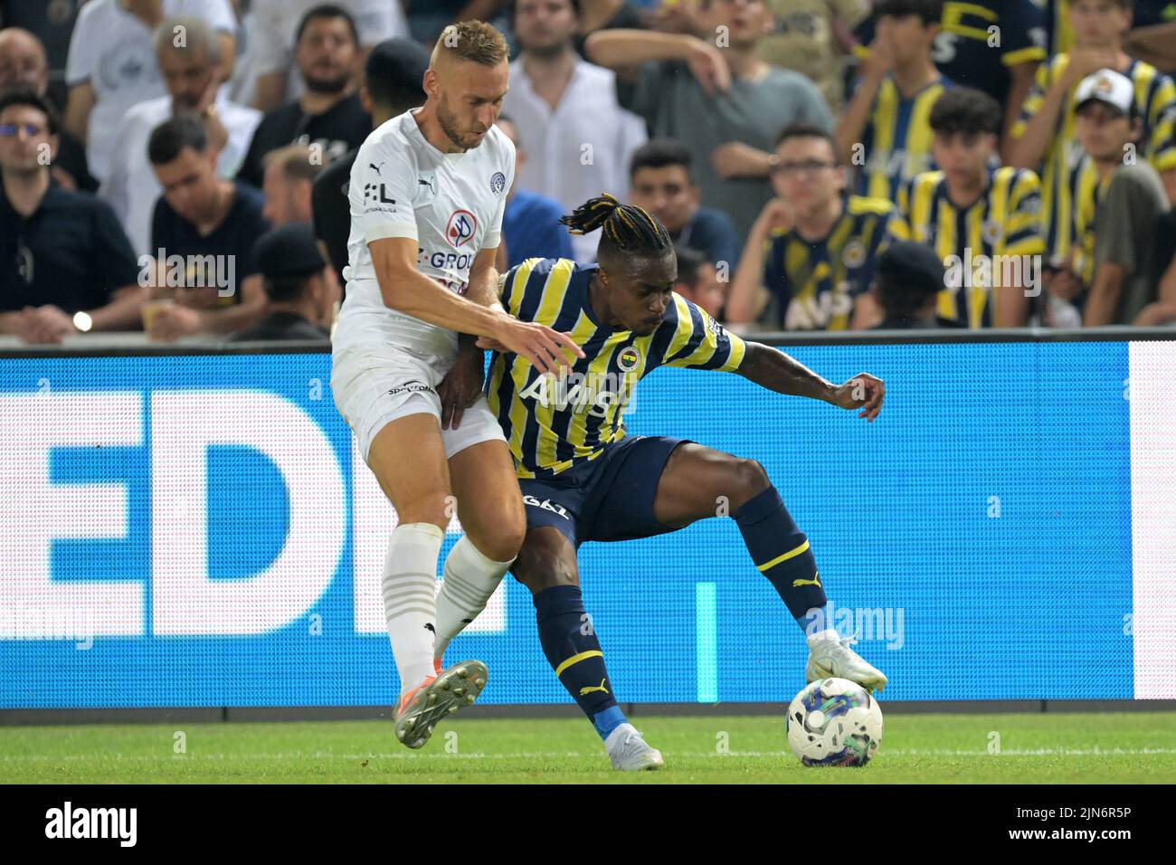 Istanbul s&rsquo;engage dans un duel acharné : Lyon et Fenerbahçe s&rsquo;égalisent (1-1) au premier tour des barrages