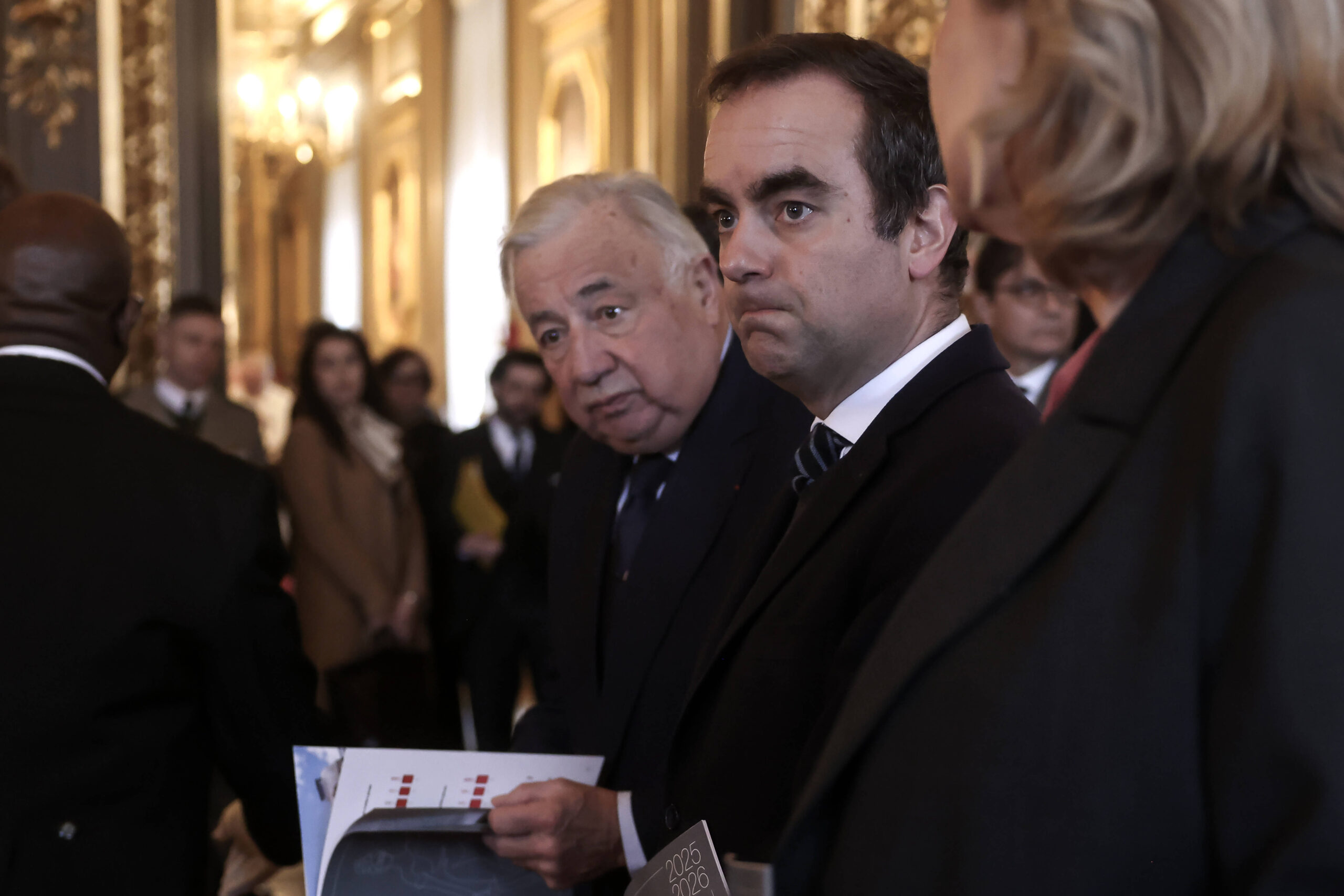La France menace d&rsquo;effondrement : le gouvernement propose un effort de 54 milliards d&rsquo;euros dans un contexte économique implosif