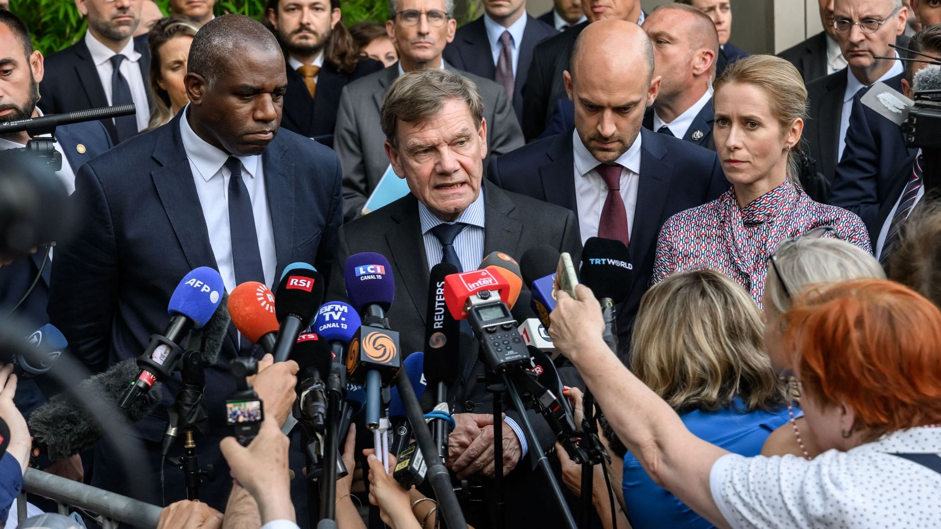 DIX MOIS DE SILENCE, CINQ MINUTES POUR CONDAMNER MACRON