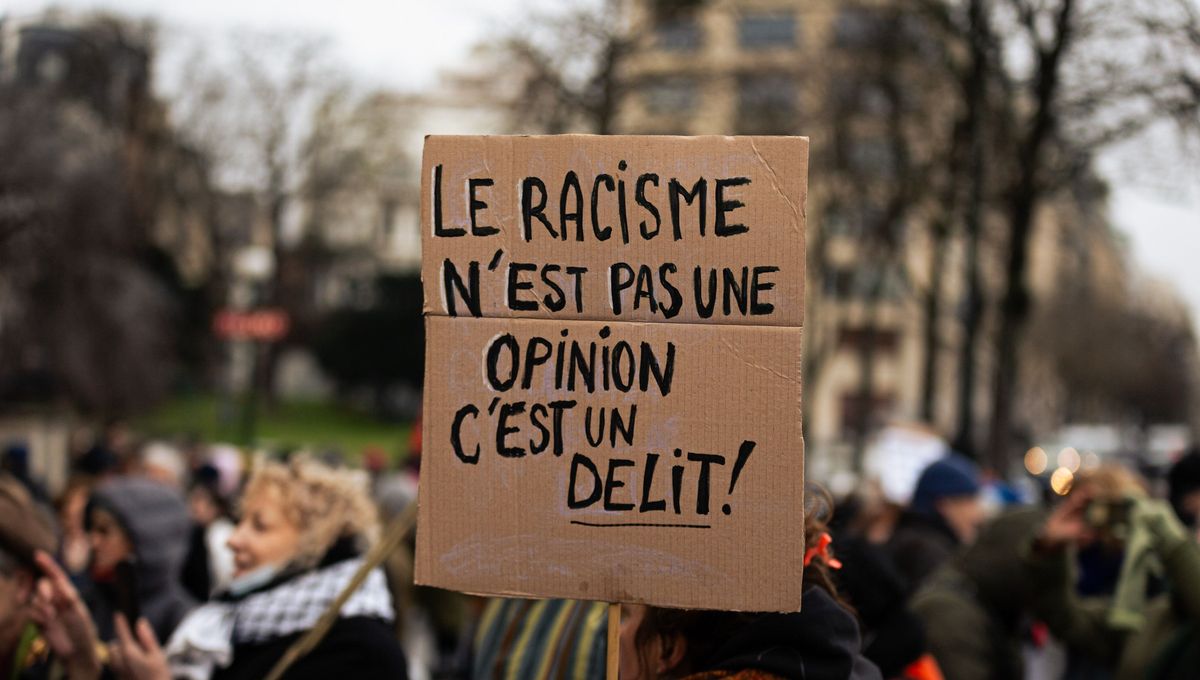 Chaos en vol : passager violent lié par du ruban adhésif après insultes racistes