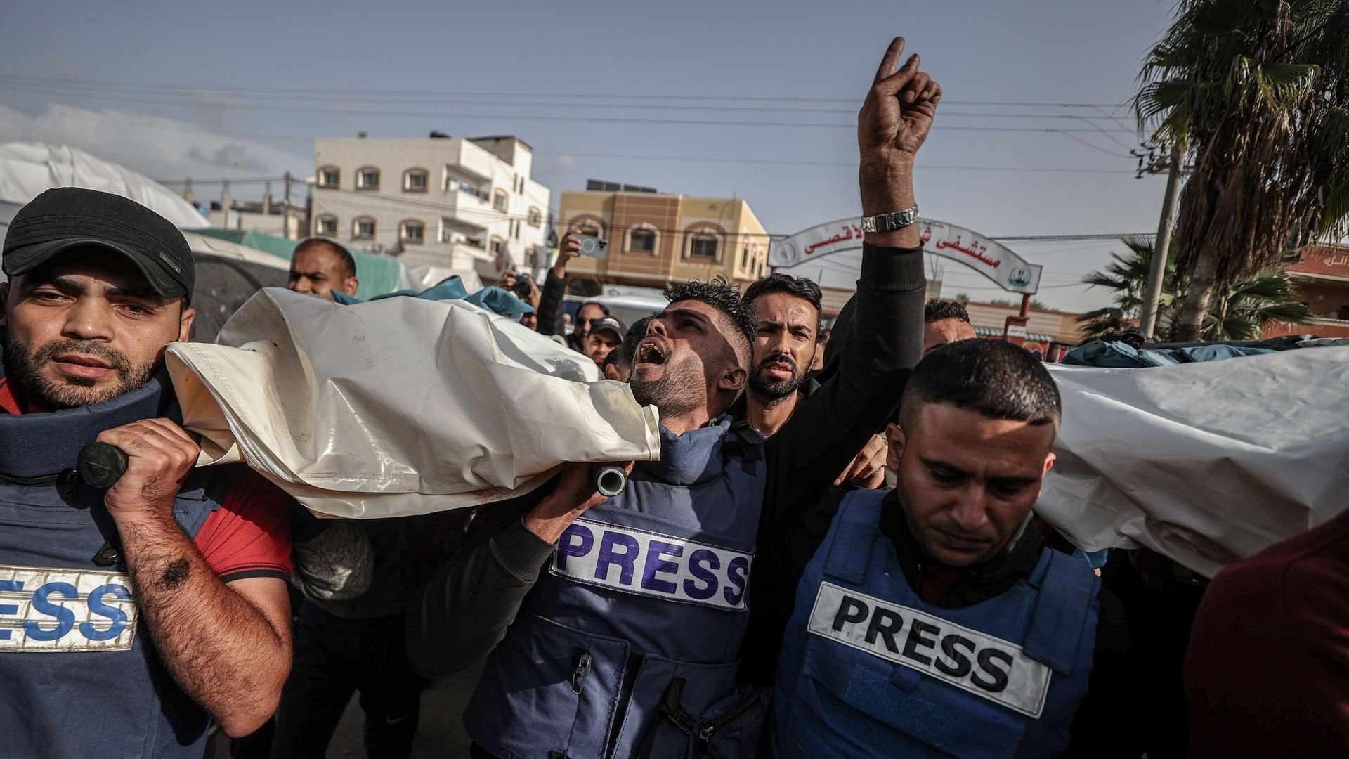 3 ans de danger, 15 secondes d’oubli : les journalistes gazaouis déçus par la « restructuration » qatarienne