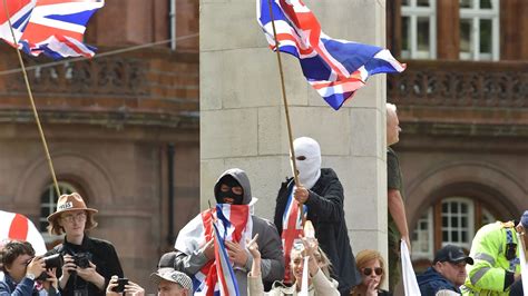 Masques et tensions : la police britannique lance une offensive contre les manifestants anti-migrants dissimulés