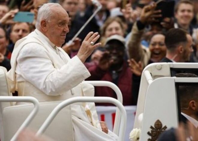 Un succès populaire qui s’effrite sous les critiques : la visite du pape à Paris