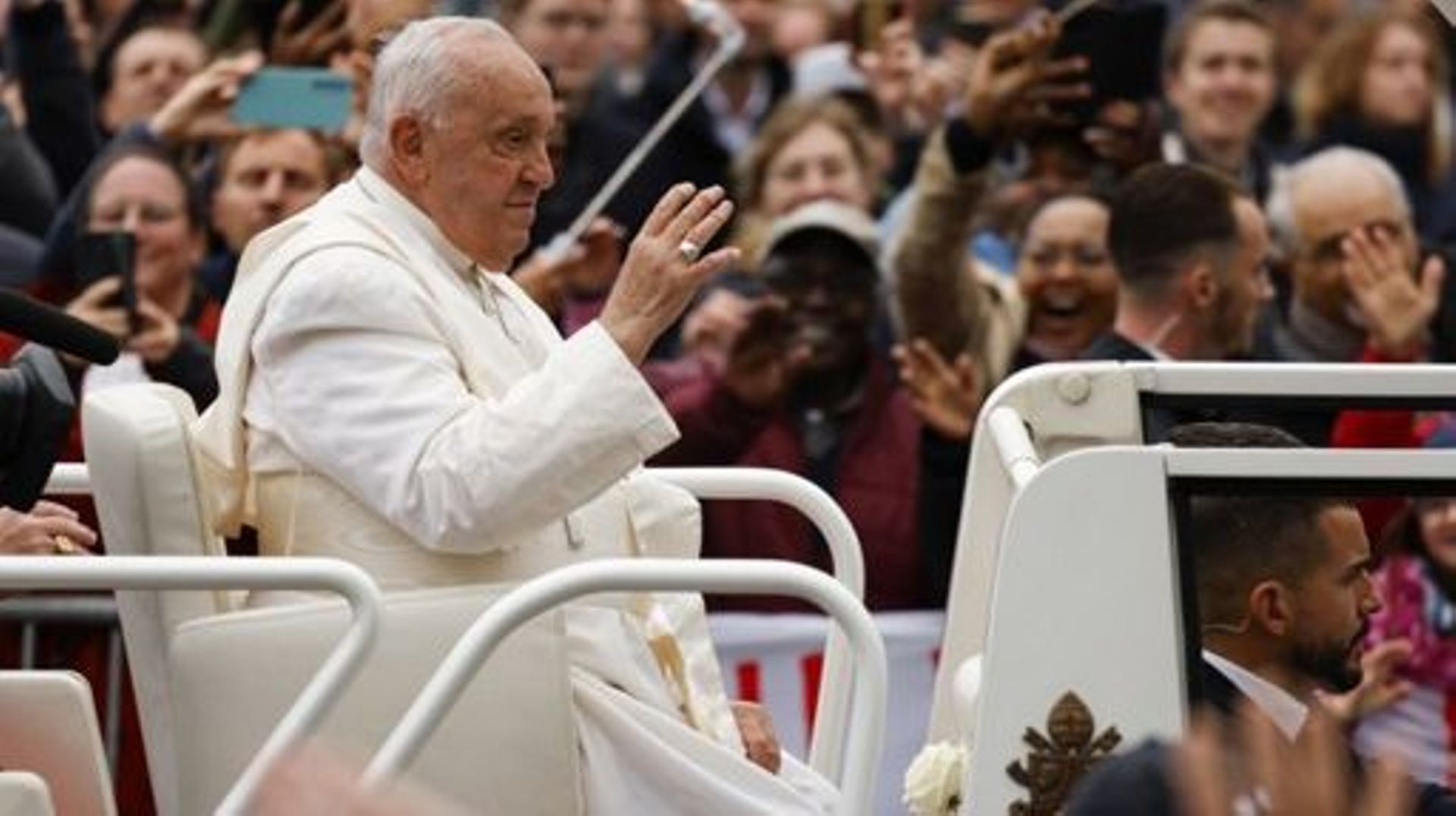 Un succès populaire qui s’effrite sous les critiques : la visite du pape à Paris