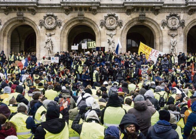 Paris Menacé : Les Gilets Jaunes Écrasent le Système en Réclamant le départ de Macron