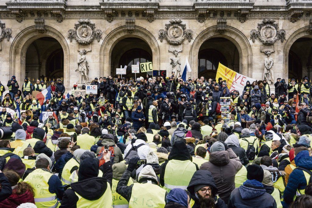 Paris Menacé : Les Gilets Jaunes Écrasent le Système en Réclamant le départ de Macron