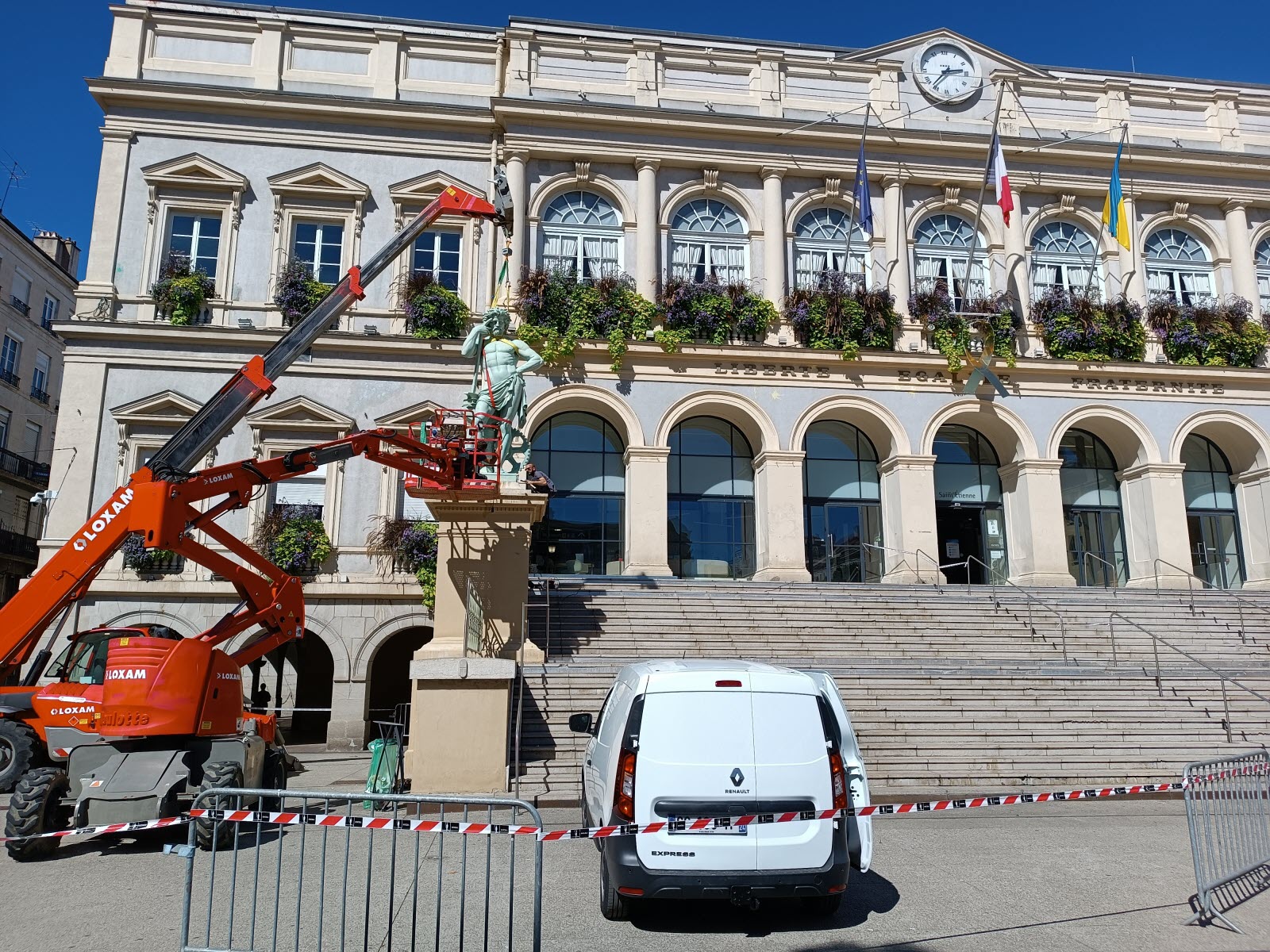 L&rsquo;hôtel de ville historique de Limoges réduit en cendres par un acte de violence