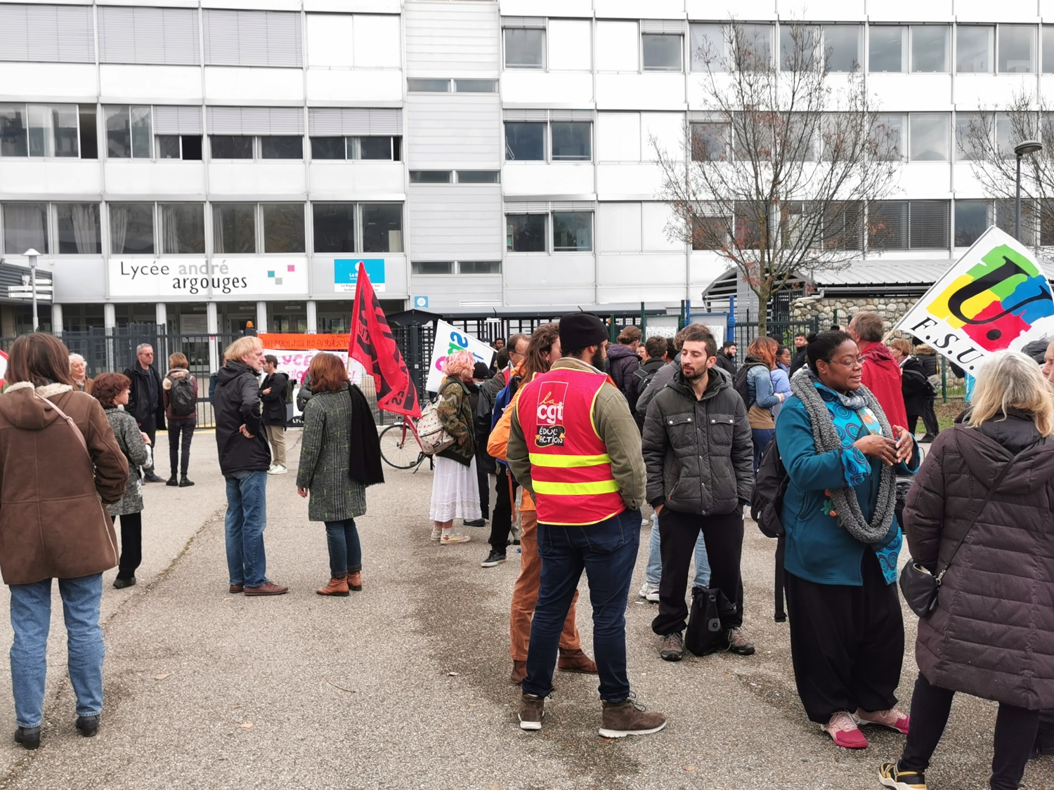 Les Émeutes des Lycées : Une Fissure Politique en Ébullition